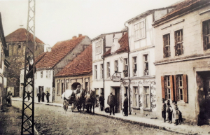 Ritterstraße mit der heutigen<br>Georg-Kurtze-Straße 1 <br>und dem Pulverturm<br> links, um 1900