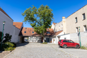 Blick auf den Hof von der Stadtmauer