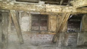 Versteckt unter dem heutigen Dach <br>befand sich vor der Sanierung <br>ein altes Dach mit <br>einem Gaubenband