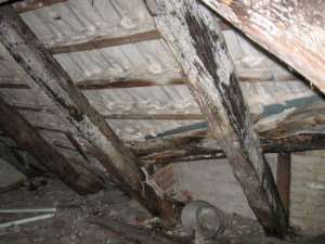 Der massive Dachstuhl ist als Kehlbalkendachaus gebildet - Aufnahme 2012