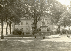 Der Hohenzollernbrunnen vor dem Stadthaus 1912