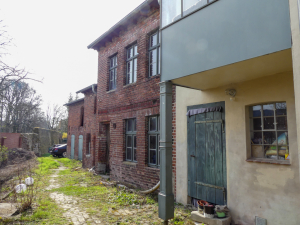 Rückwärtige Nebengebäude auf dem <br />
Grundstück Müncheberger Straße 3<br />
- im Hintergrund die Stadtmauer