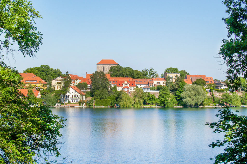 Blick vom Jenseits des Sees auf die Altstadt